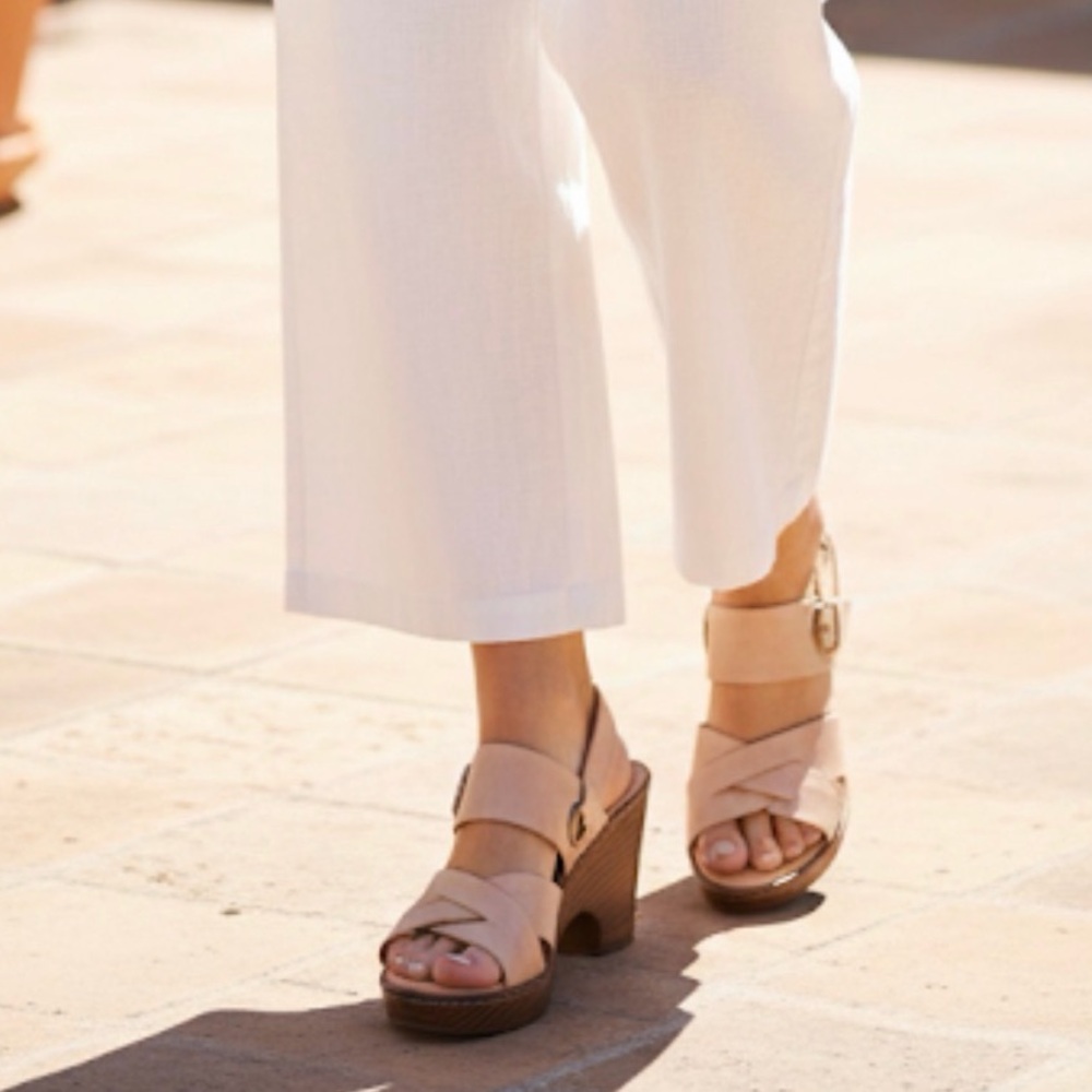 Born Tan Platform Sandals with Crisscross Straps Neutral Casual Summer Sku 75